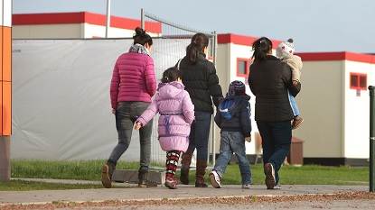 Vluchtelingen gezin loopt naar opvang Ter Apel